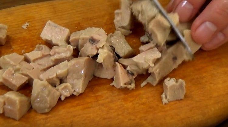 Couper le foie de morue en morceaux.