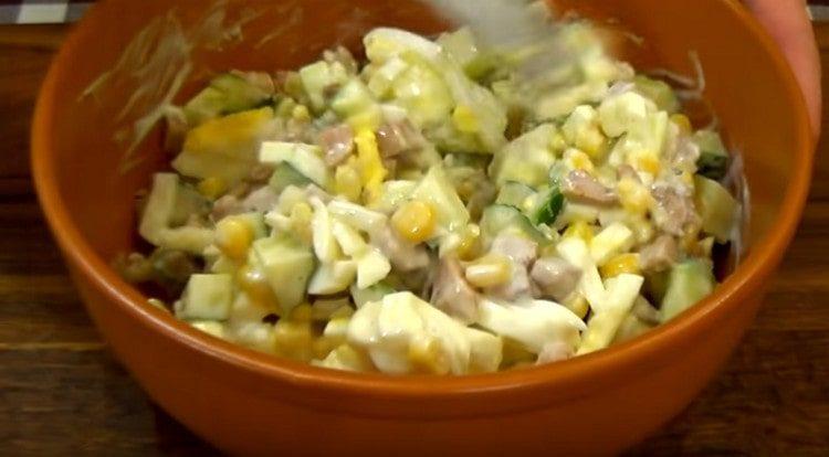 Salez et poivrez la salade, mélangez.