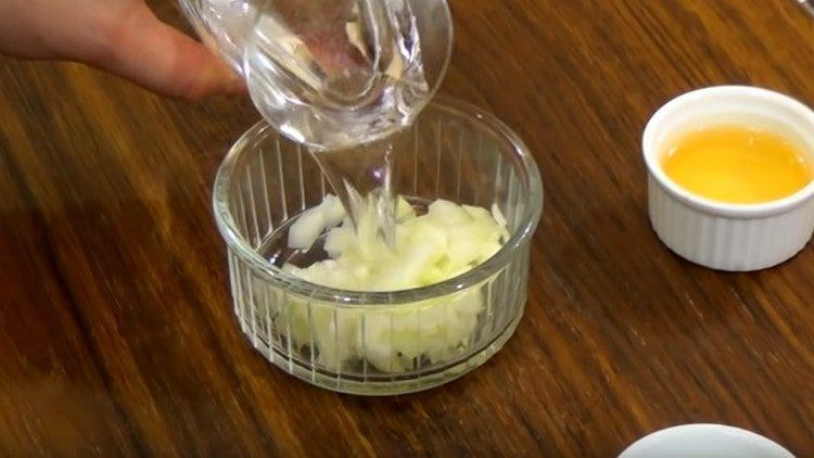 Ajoutez de l'eau, du vinaigre, du sel et du sucre à l'oignon.