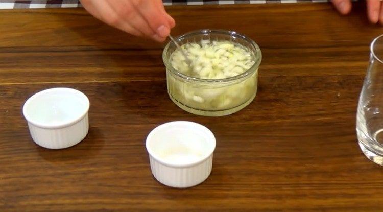 Incorporer l'oignon dans la marinade.