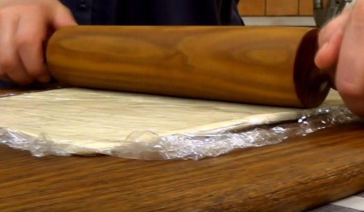 Entre deux couches de pellicule de pellicule de pâte à fourrer.