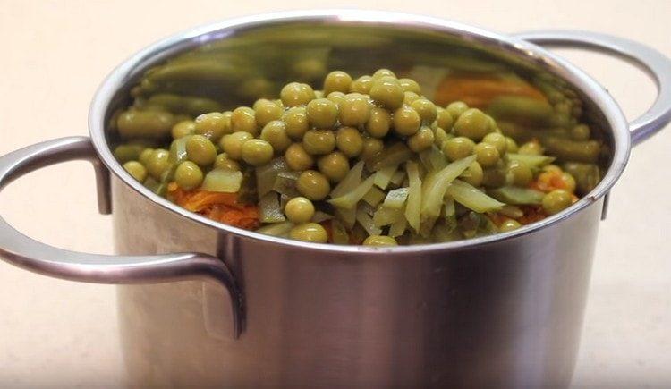 Adăugați mazăre în salată.