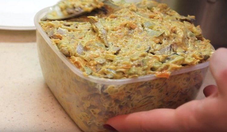 Imbraca salata cu maioneza.