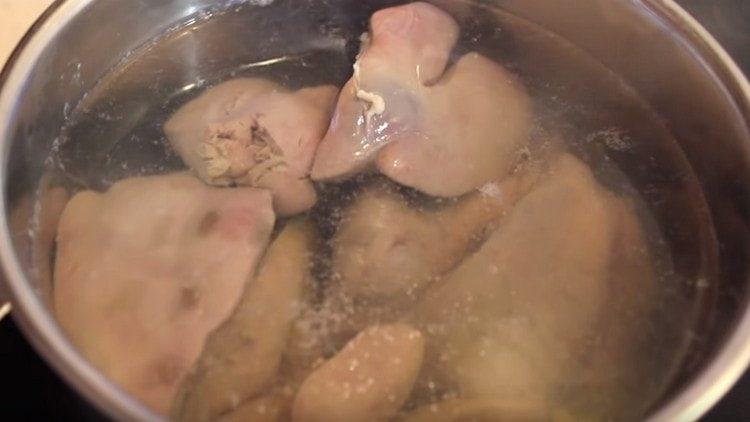 Fierbeți ficatul până este fraged.