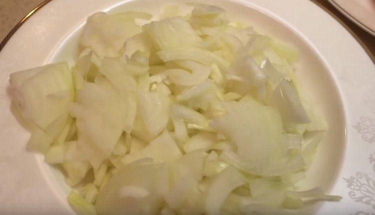 Ceapa taiata in jumatate de inele.