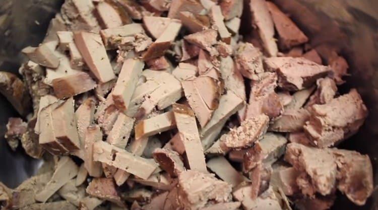 Taiem ficatul fiert si racit in bucati.