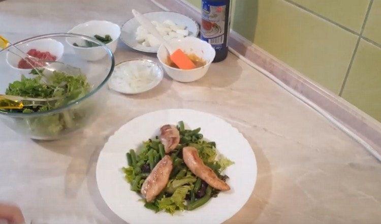 Læg filetstykkerne oven på bønnerne.