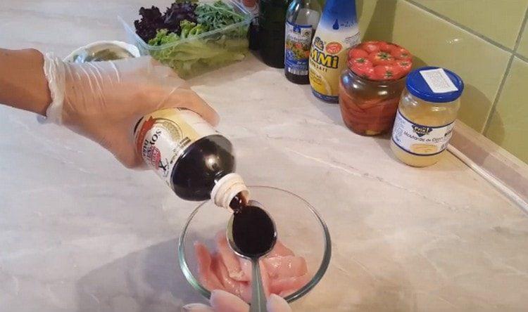 Skær kyllingen i stykker, tilføj sojasovs til den.