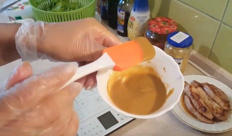 Salatdressingen er klar.