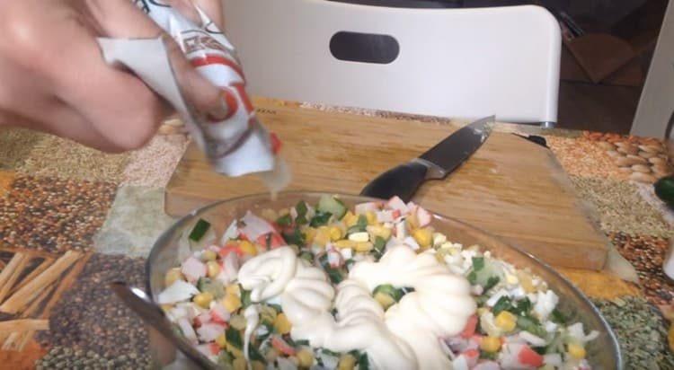 Magdagdag ng bigas at panahon ang ulam na may mayonesa.