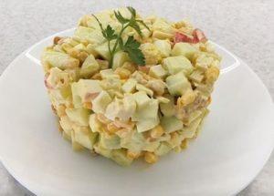 Pregătim o salată delicioasă cu bețișoare de crab și biscuiti conform unei rețete pas cu pas cu o fotografie.