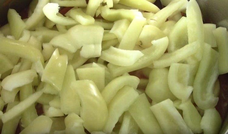 Ajouter la julienne de piment doux.