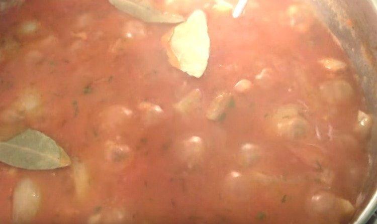 Ajoutez une feuille de laurier à une salade presque prête.