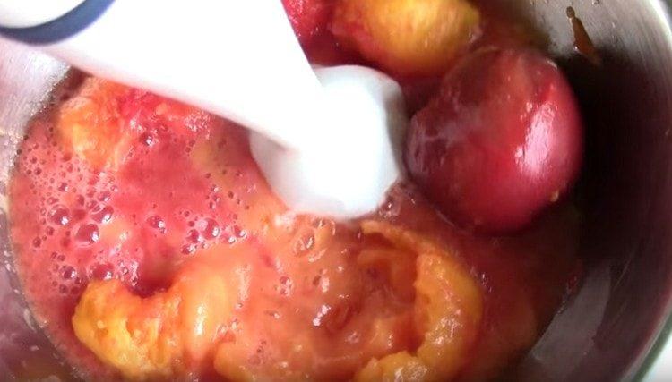 Après avoir pelé les tomates de la peau, nous les interrompons avec un mélangeur.