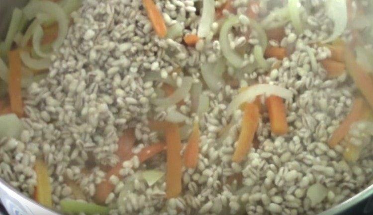 Faites cuire les carottes avec les oignons, ajoutez-y de l'orge perlée.