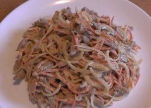 Preparamos uma salada picante com fígado e cenoura, de acordo com uma receita passo a passo com uma foto.