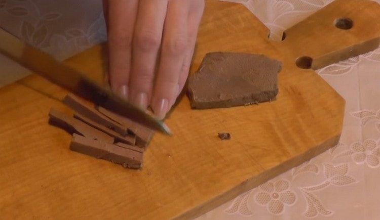 Vařenou játr nakrájejte na proužky.