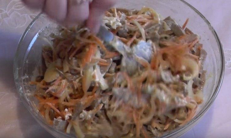 Šaty salát s majonézou.