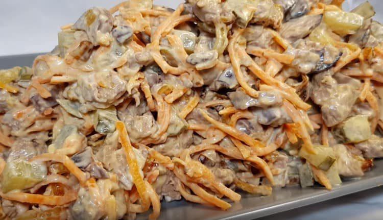 такава салата с пилешки дробчета и корейски моркови, подправена с майонеза.