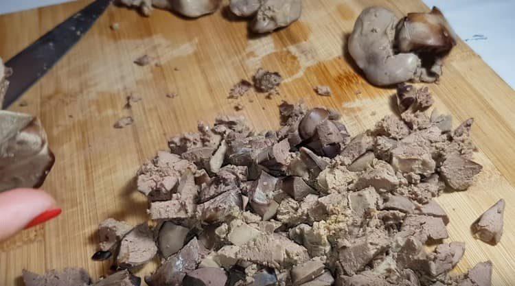 Нарязваме и сварения пилешки дроб на парчета.