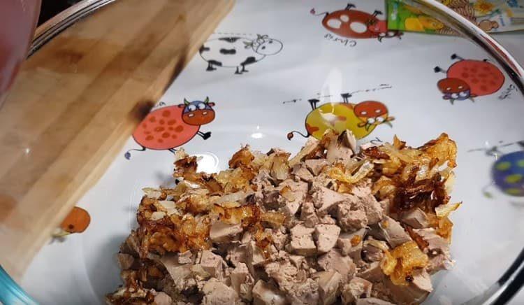 Добавете пържен лук към черния дроб,