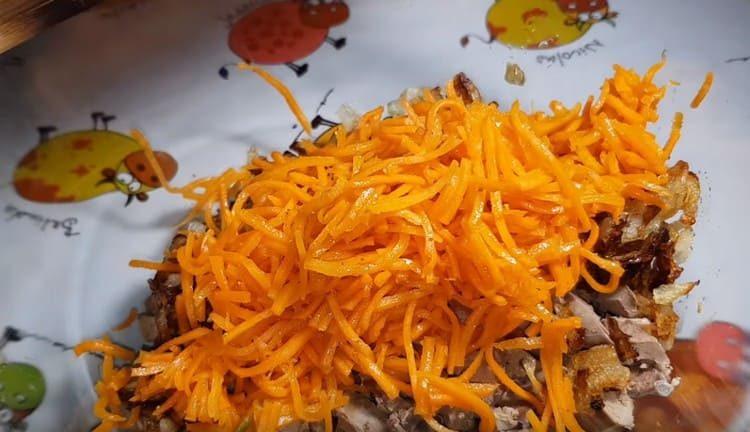 Добавете морковите към салатата.