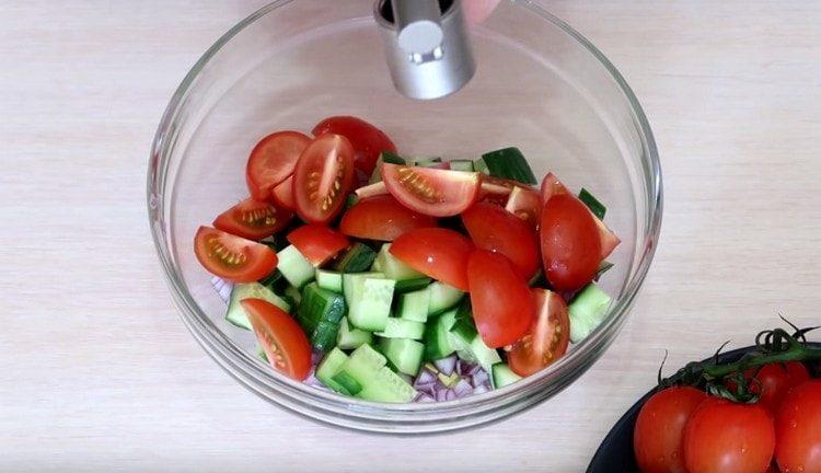 Esprem l’all a les verdures.