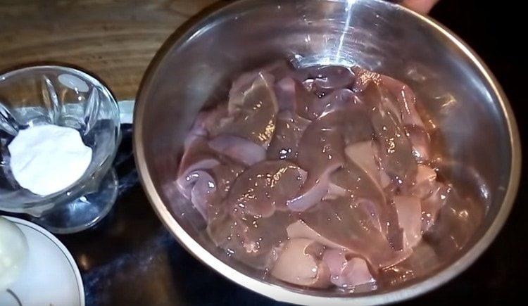 Нарежете черния дроб на парчета.