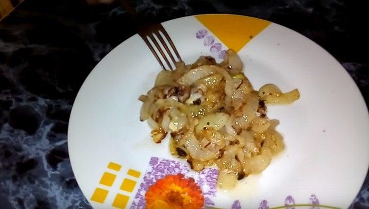 Добавете запържения лук и черен пипер.