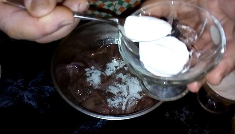 Мариновайте черния дроб със захар, сол и сода.