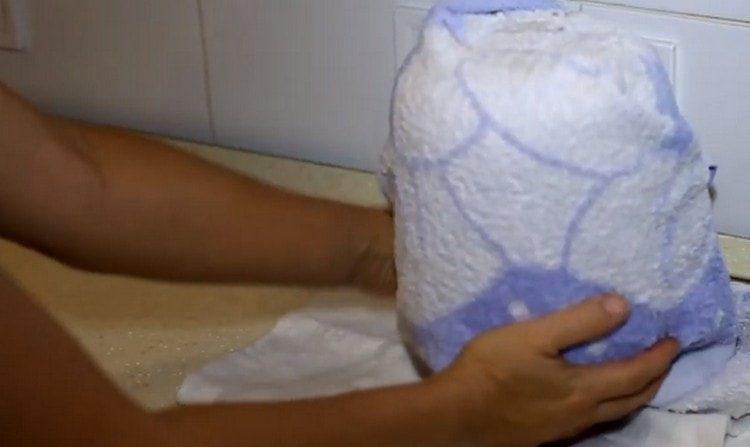 Entregamos a compota de ameixa preparada de acordo com esta receita, embrulhe-a com uma toalha e deixe-a desta forma até que esfrie completamente.