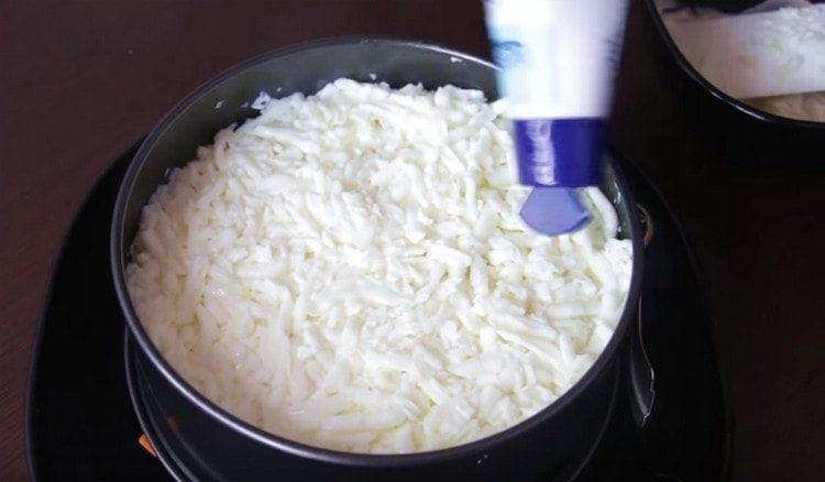 Разстелете слой протеини, малко сол.