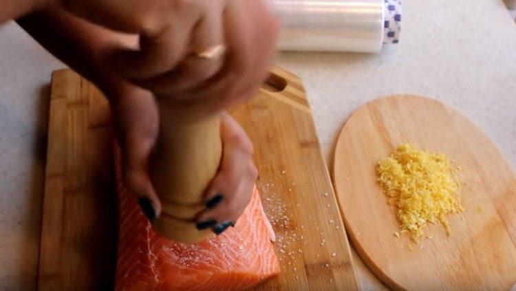 Sareați bine fileul pe ambele părți.