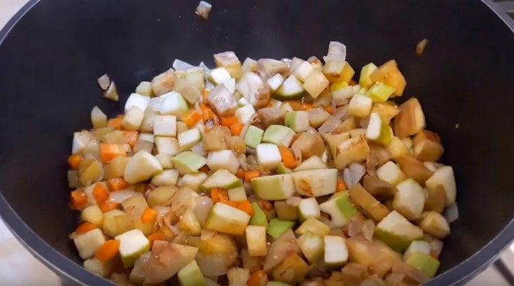 Adăugați dovlecelul și vinetele în căldură.