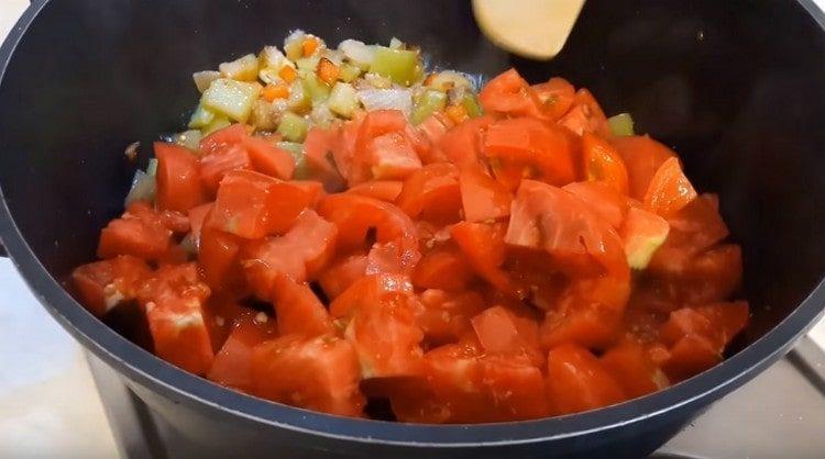 Adăugați roșiile, precum și ardeiul iute.