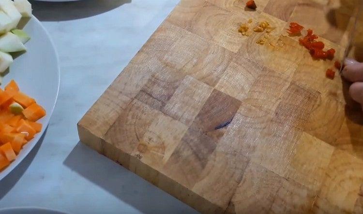 Se macină ardeiul iute eliminând semințele.