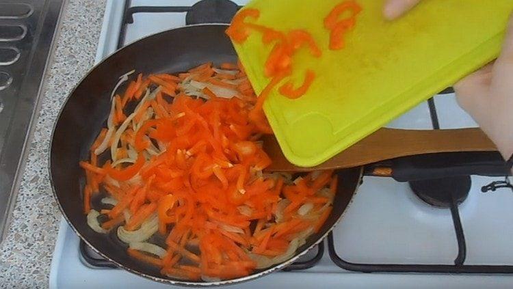 Adăugați ardeiul iute tocat la prăjire.