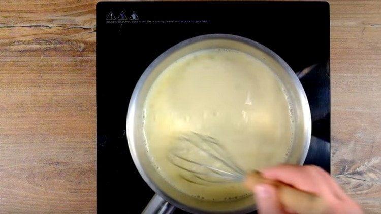 Bland med en visp, indtil olien er opløst.