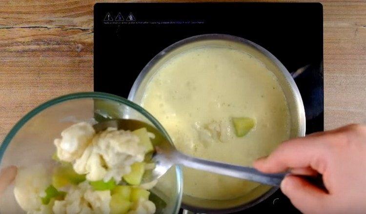 Vi spreder de kogte grøntsager i massen og lad det hele koge.