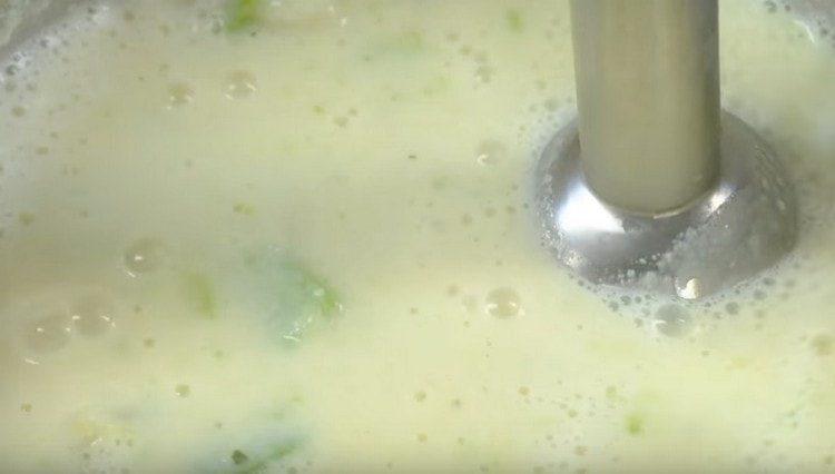 Mal den færdige suppe med en håndblender.