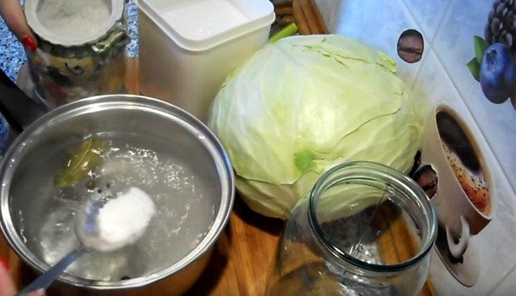 Ajouter le sucre et le sel à la saumure.