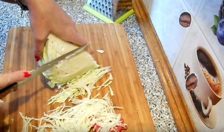 Hacher finement le chou.