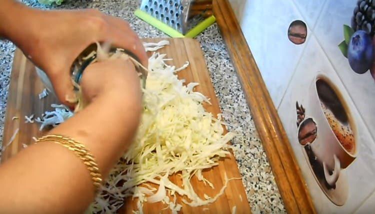 Bien mettre le chou dans des bocaux.