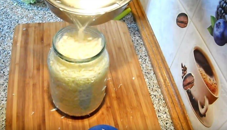 Verser le chou avec de la saumure.