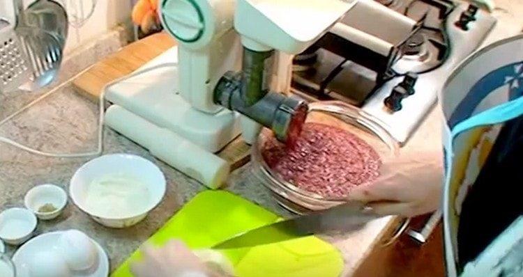 Trecem ficatul printr-o mașină de tocat carne.
