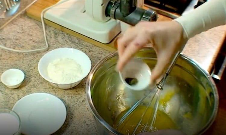 Bateți ouăle, adăugați sare, oregano.