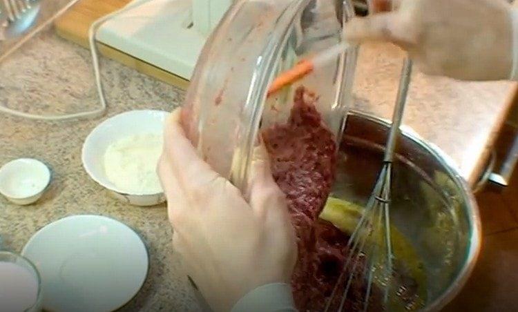 Adăugați ficatul la masa ouălor.