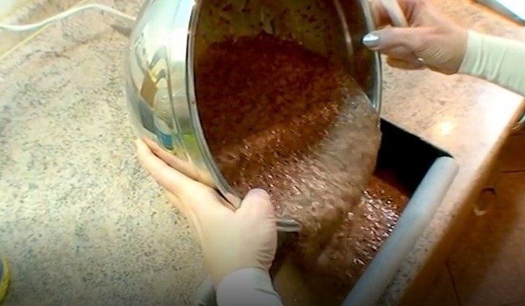 Se toarnă masa de ficat în pergament și se unge cu ulei vegetal.