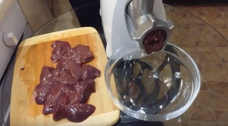 tăiați ficatul în bucăți și treceți printr-o mașină de tocat carne.