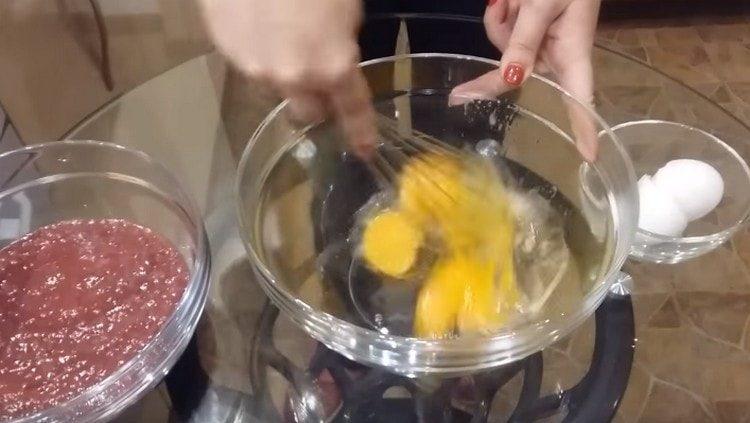 Cu un bici, bateți ouăle cu sare.